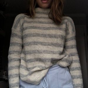 AE gray and creme striped mock neck sweater